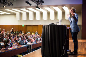 Мэтт Мулленвег с результатами опроса на WordCamp SF